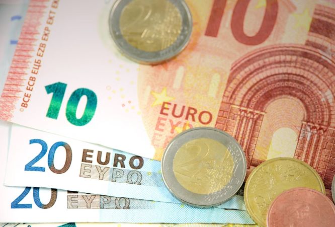 BNR: Leul s-a depreciat ușor joi în raport cu euro, dar a crescut față de dolarul american - 11-1765457902.jpg