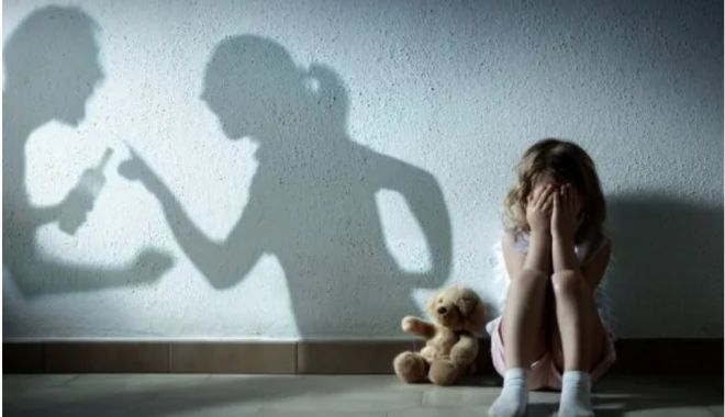 O fetiță de șapte ani și-a salvat mama care era bătută crunt de partenerul de viață. Copilul a sunat la 112