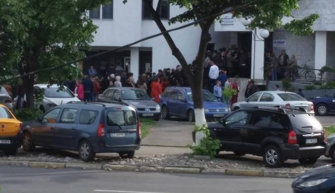IMAGINEA ZILEI! NERVI ÎNTINȘI LA MAXIM! COADĂ DE ZECI DE METRI LA ANAF CONSTANȚA - 11198630102039419194206445031023-1430980474.jpg