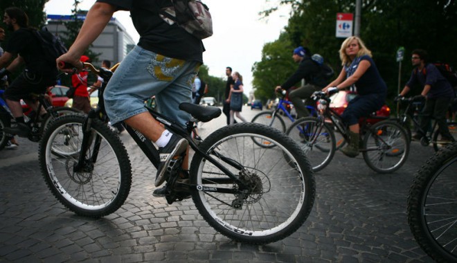 Bicicliștii și conducătorii de mopede și căruțe, în atenția polițiștilor - 111biciclistipublimediaoc-1381184899.jpg