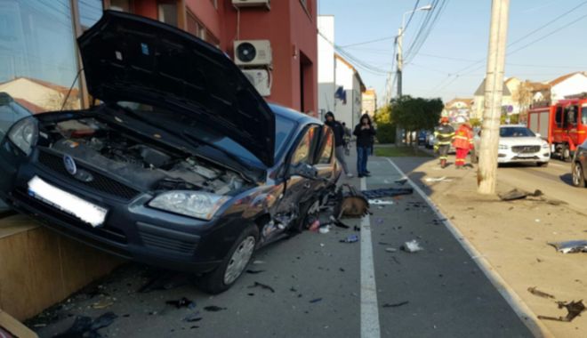 Accident ca-n filme! O mașină parcată a 