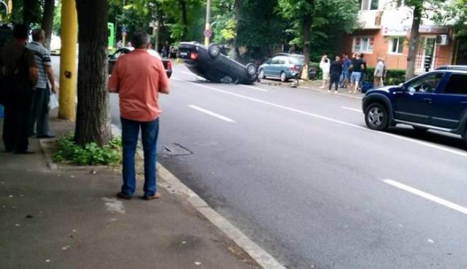 Mașină răsturnată pe bulevardul Ferdinand! - 11280003904638532937139100920770-1433920956.jpg