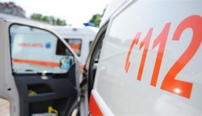 Un autobuz plin cu oameni, implicat într-un accident. Mai multe victime, duse de urgență la spital