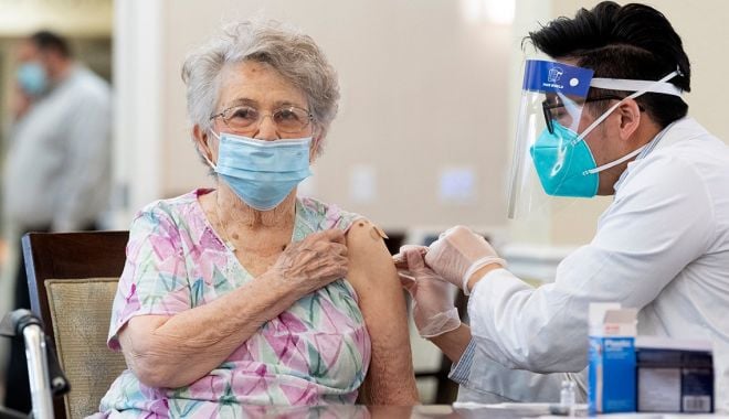Câte reacţii adverse s-au înregistrat în urma vaccinării anti-COVID în ultimele 24 de ore - 1140x655nursinghomecovidvaccinat-1617206949.jpg