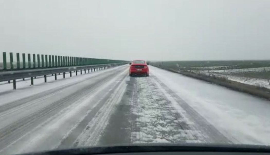 Polițiștii constănțeni atrag atenția șoferilor la poleiul de pe carosabil - 11607447339-1736172194.jpg