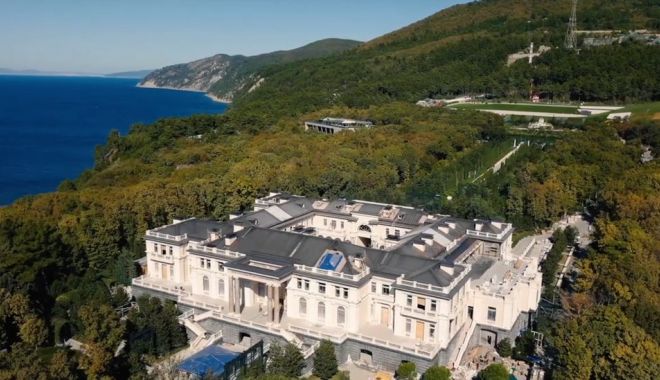Cine este oligarhul care susține că palatul lui Putin este de fapt al său - 116590529download-1612031234.jpg