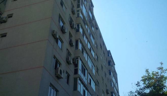 Galerie foto. Un bărbat din Constanța amenință că se aruncă de la etajul al 10-lea! Comandantul ISU Dobrogea negociază cu el - 11720743923470501053942299127232-1436945262.jpg