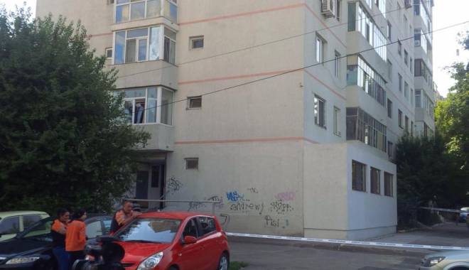 Galerie foto. Un bărbat din Constanța amenință că se aruncă de la etajul al 10-lea! Comandantul ISU Dobrogea negociază cu el - 11748572923470497720609938792143-1436945908.jpg