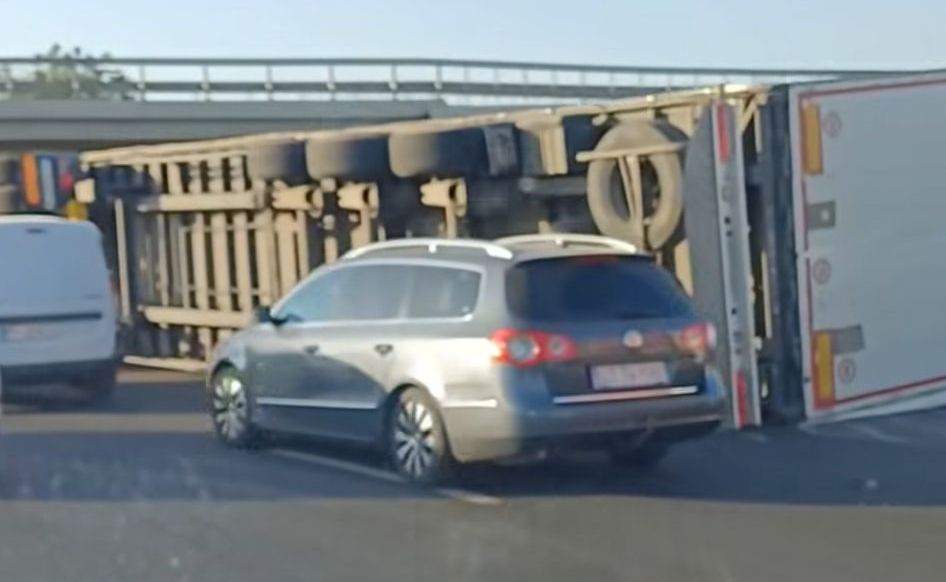 Șoferul care s-a răsturnat ieri cu TIR-ul în județ a fost reținut. A urcat băut la volan - 11751389740-1751457446.jpg