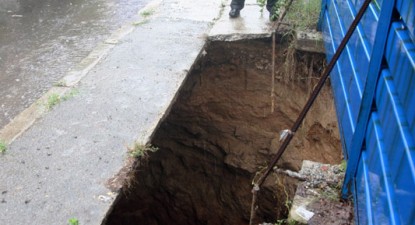 Lucrările de consolidare a malului străzii Traian ar putea fi reluate abia în luna octombrie - 11a21deb4df1908a457e13957bb45377.jpg