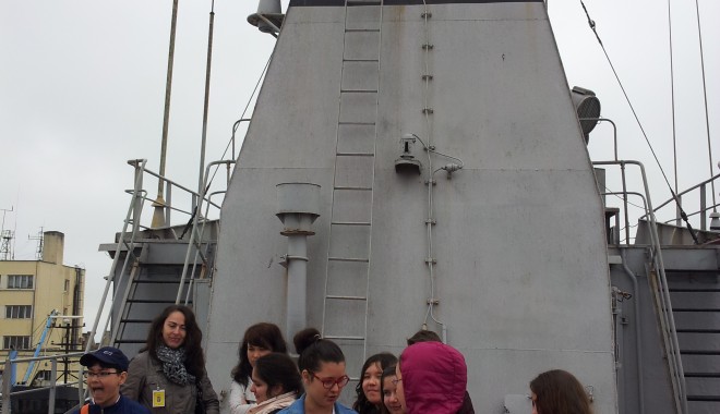 Elevii constănțeni, în vizită pe nava amiral a Gărzii de Coastă - Galerie Foto - 11apriliescoalaaltfel-1397224398.jpg