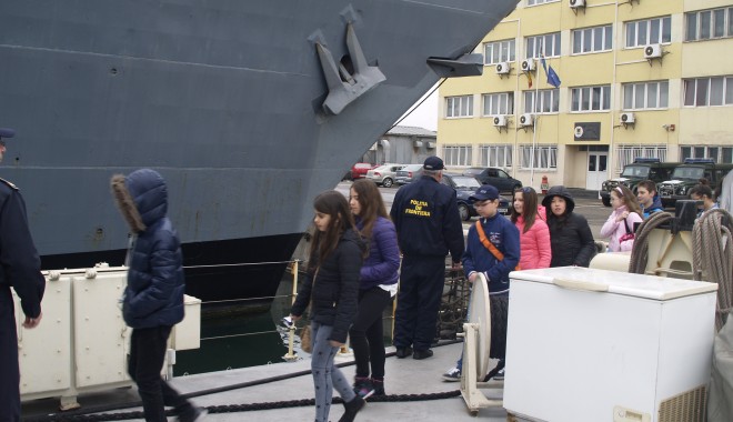 Elevii constănțeni, în vizită pe nava amiral a Gărzii de Coastă - Galerie Foto - 11apriliescoalaaltfel3-1397224386.jpg