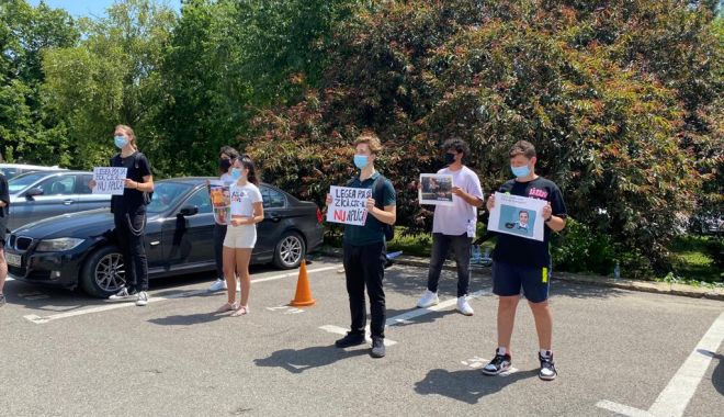 Elevii constănțeni protestează în fața Consiliului Județean. Cer transport intrajudețean - 11be74c6b24443dd90dbfa03172653a4-1627466281.jpg