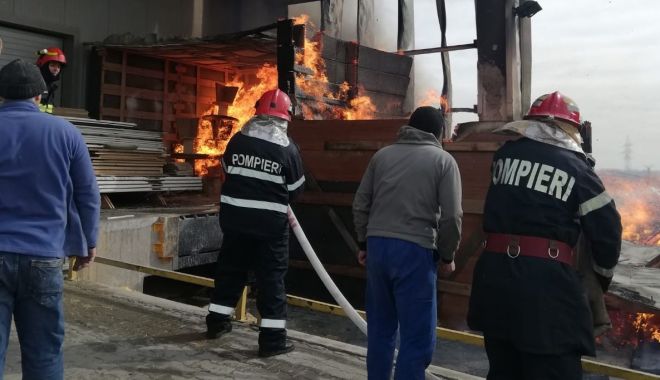 INCENDIU DEVASTATOR la o FABRICĂ DE MOBILĂ din Constanța! - 11febrincendiufabricasursaisu-1581422579.jpg