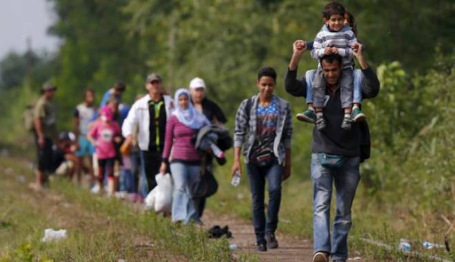 Criza refugiaților: Austria și Slovacia reintroduc temporar controalele la frontieră - 11migrantiungaria465x390-1442234420.jpg