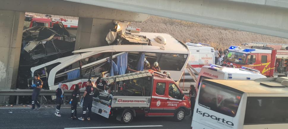 11 morți și 26 de răniți după ce un autocar a izbit piciorul unui pod, în Ankara
