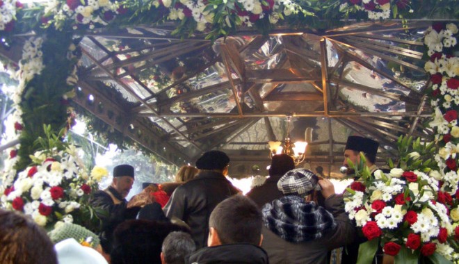 De ce se îmbrâncesc sălbatic românii și la hramurile religioase? - 11octfond2-1318344856.jpg