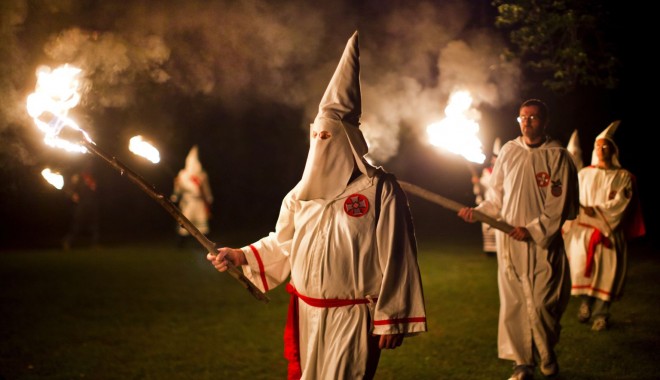 Cum încearcă organizația rasistă Ku Klux Klan să recruteze noi adepți - 12-1402393697.jpg