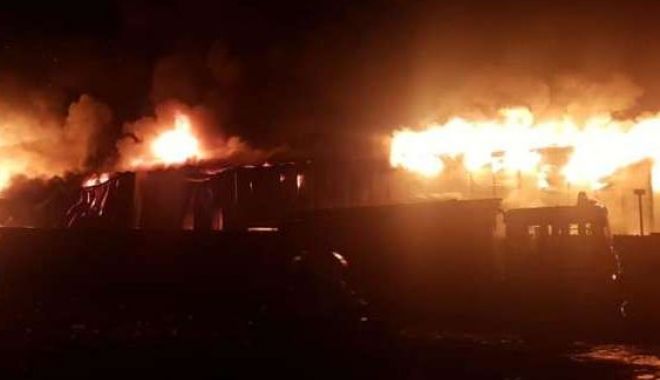 Depozit de materiale plastice din Afumați, distrus de incendiu - 12-1577434443.jpg