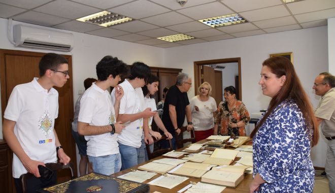 12 olimpici bursieri ai Academiei Române participă la Școala de vară „Sub semnul istoriei“ - 12-bursieri-online-1690456350.jpg