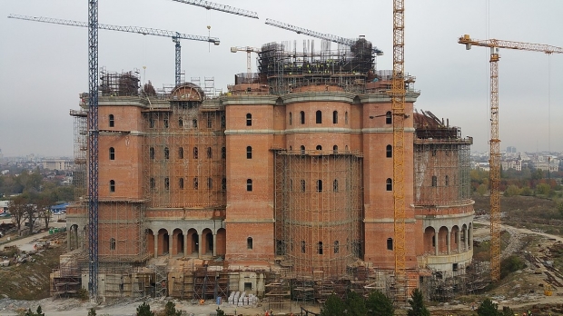 30.000 de persoane, așteptate la sfințirea Catedralei Mântuirii Neamului - 1200pxromanianpeoplessalvationca-1542630618.jpg