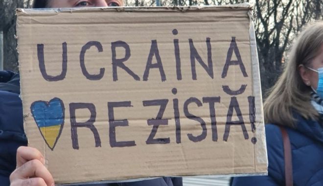 Protest la Ambasada Rusiei din București. Fotografia lui Putin, mânjită cu vopsea roșie - 1200x630-1645895062.jpg