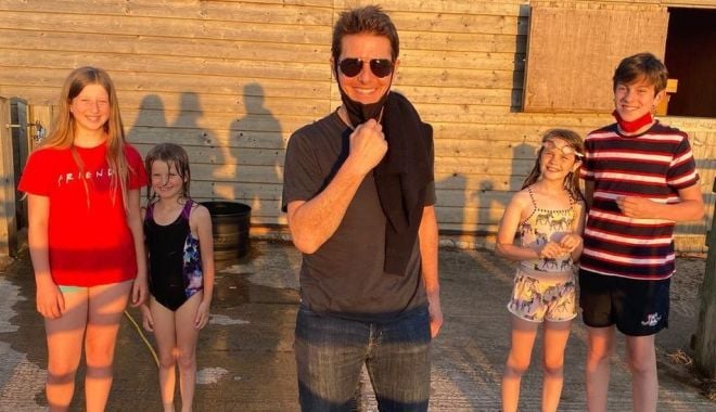 BBC: Tom Cruise a aterizat cu elicopterul în grădina unei familii din Marea Britanie - 120224619nomhhvjq-1629817920.jpg