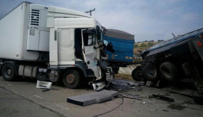 Accident pe autostradă. Două camioane s-au ciocnit - 12025465102077451994168111683875-1473060337.jpg