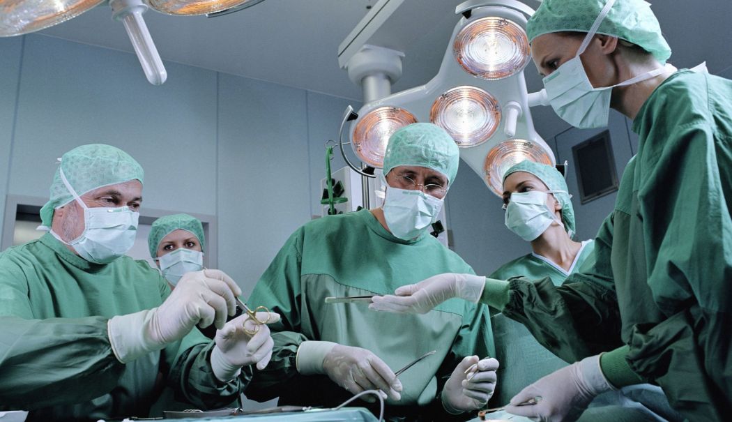Intervenţie cu scandal. Chirurg de negăsit, conflict filmat în blocul operator - 120625052544doctorsoperatingroom-1756823876.jpg
