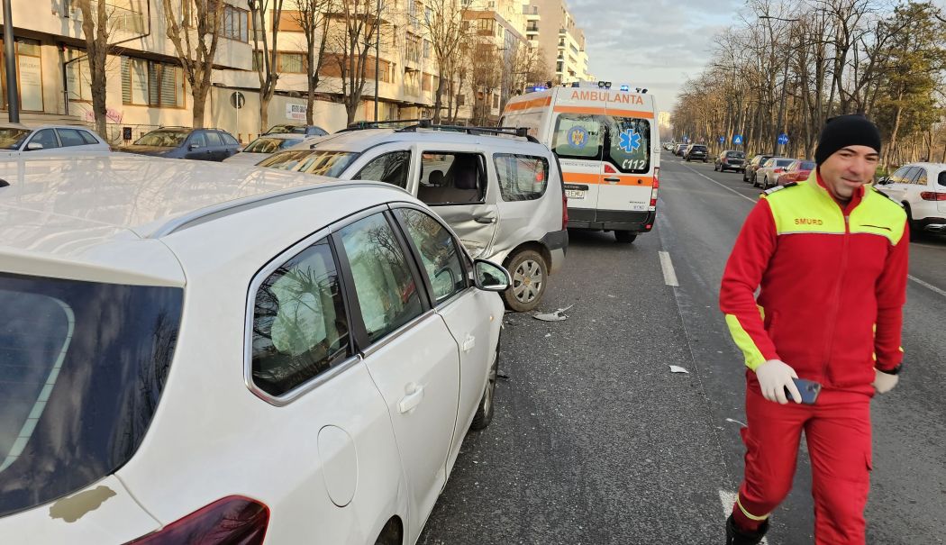Accident rutier în această dimineață pe Bulevardul Al.Lăpușneanu. Patru persoane au ajuns la spital - 12184028f36d49bfb2f99fcf81d1eb27-1737184262.jpg