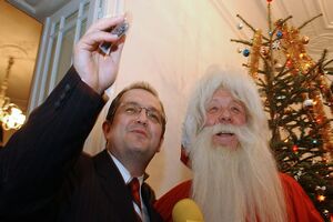 Premierul Boc, în mesajul de Crăciun: Am încredere în noi, în români, și într-un viitor mai bun și mai prosper - 122423272036838690-1324817129.jpg