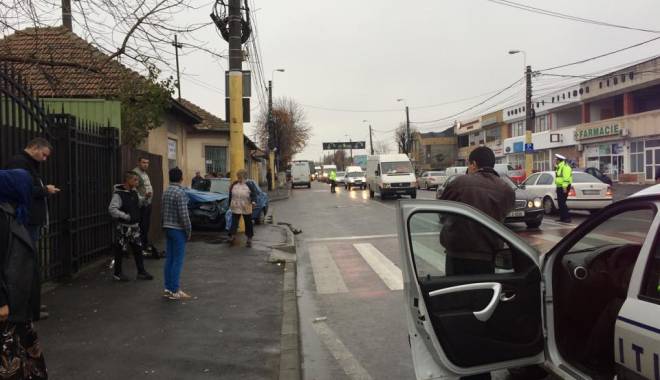 Galerie FOTO. GRAV ACCIDENT RUTIER ÎN CONSTANȚA. MAȘINĂ PROIECTATĂ ÎN ZID! O VICTIMĂ! - 12277314103630046639036216317445-1448358815.jpg