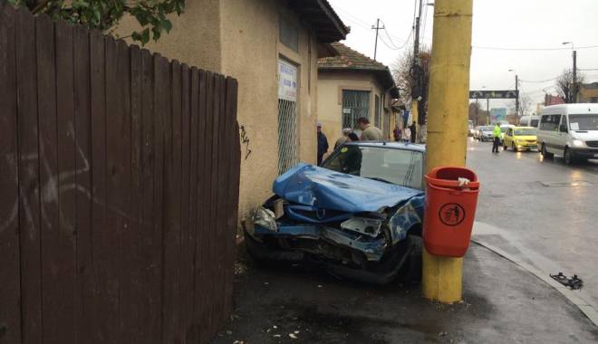Galerie FOTO. GRAV ACCIDENT RUTIER ÎN CONSTANȚA. MAȘINĂ PROIECTATĂ ÎN ZID! O VICTIMĂ! - 12278038103630045639036350060514-1448358793.jpg