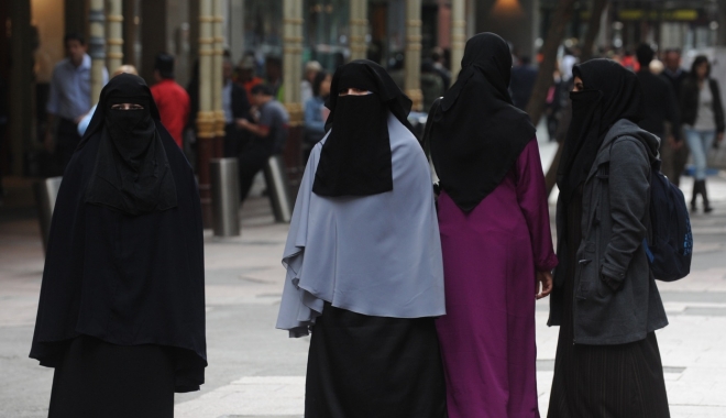 CEDO a validat interdicția purtării vălului în public, în Belgia - 123-1499777260.jpg