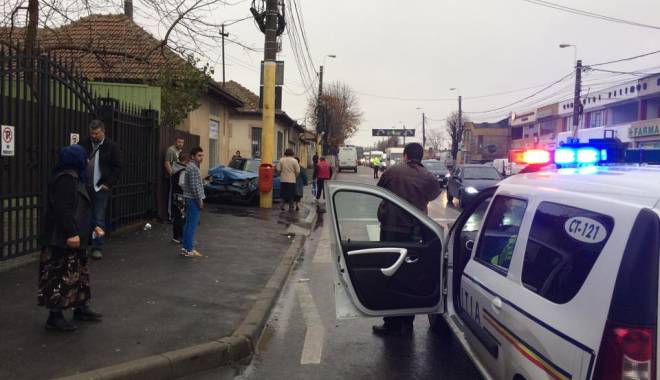 Galerie FOTO. GRAV ACCIDENT RUTIER ÎN CONSTANȚA. MAȘINĂ PROIECTATĂ ÎN ZID! O VICTIMĂ! - 12305850103630046305702953096396-1448358806.jpg