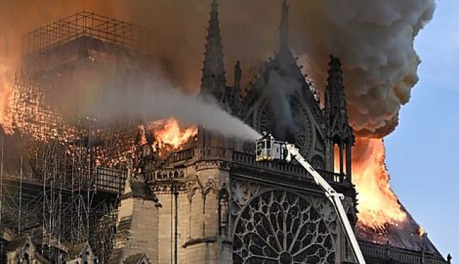 Imagini incredibile! Catedrala Notre-Dame din Paris arde ca o torță - 123086886925015imagem77155535177-1555352843.jpg