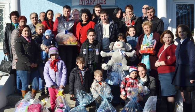 Moș Crăciun are ajutoare de nădejde la Cumpăna - 12414199923227264436101155861475-1450875804.jpg