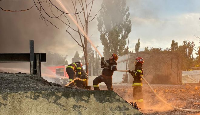 GALERIE FOTO / Incendiu puternic la un depozit din Constanța. NU SUNT VICTIME - 1246f41447074050972b3d6d12d42e05-1625322909.jpg
