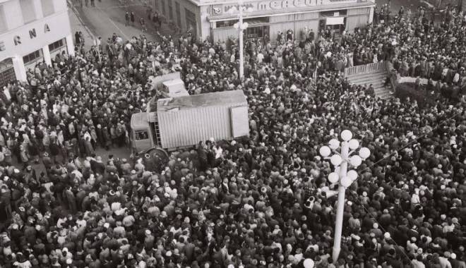 Imagini document / 25 DE ANI DE LA REVOLUȚIE - 22 decembrie 1989: Fuga lui Ceaușescu și zeci de mii de oameni în stradă, sub tiruri de gloanțe - 1256145641piataopereiinaintedefu-1419246512.jpg