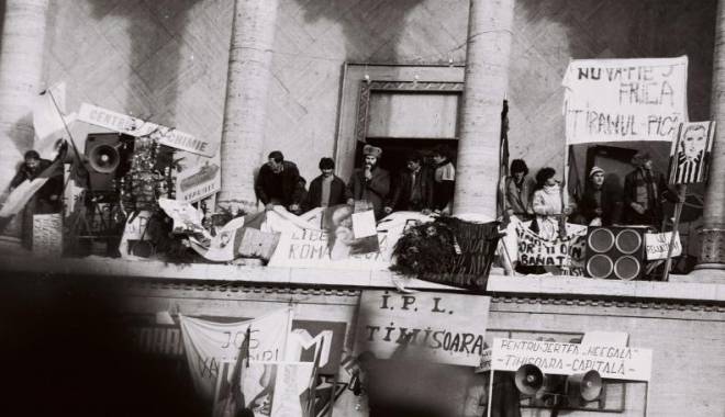 Imagini document / 25 DE ANI DE LA REVOLUȚIE - 22 decembrie 1989: Fuga lui Ceaușescu și zeci de mii de oameni în stradă, sub tiruri de gloanțe - 1256145795balconulopereisilviudu-1419246563.jpg