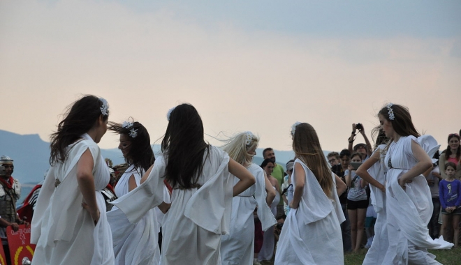 SÂNZIENELE. TRADIȚII ȘI OBICEIURI - 1280pxcricaufestival2013sanziene-1498293214.jpg