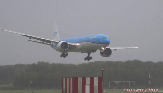 CLIPE DE PANICĂ! Avion cu sute de pasageri români, aterizare de urgență în Frața - 1280x720xnl26704400-1442903254.jpg