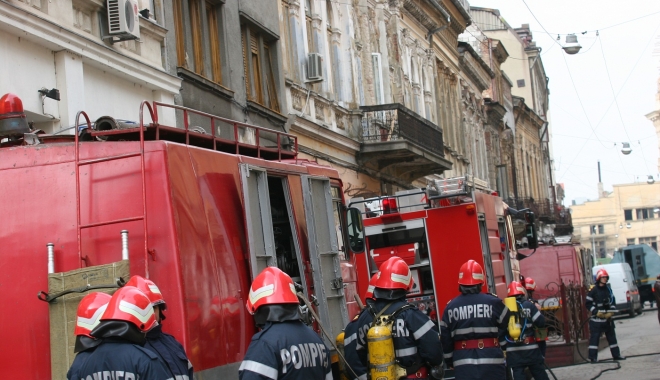 Pericol de explozie, după ce o femeie s-a izbit cu mașina într-o conductă de gaz - 1291982222masinapompieriexerciti-1505389360.jpg