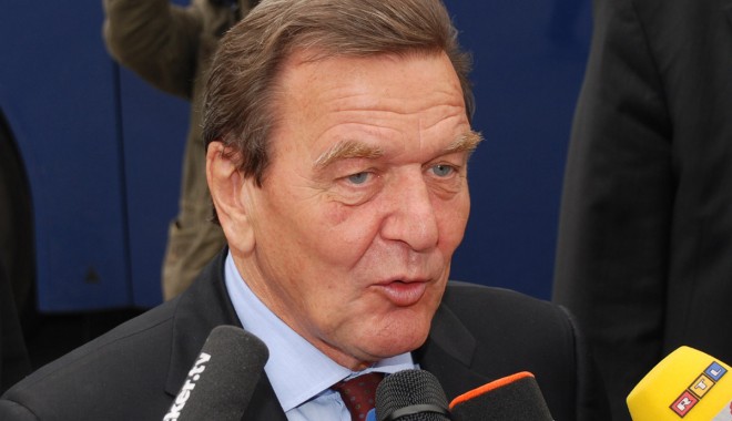 Schroder apreciază rolul  de leadership european  asumat  de Merkel - 12932gerhardschroederinhamburg-1364595206.jpg