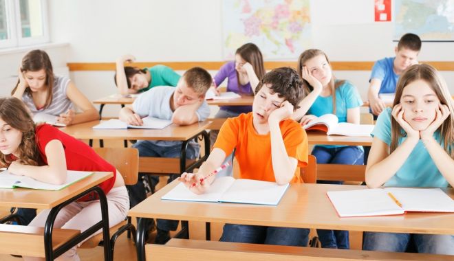 Elevii și preșcolarii încep cursurile semestrului al doilea. Când e următoarea vacanță - 12educatieeleviplictisitibancisc-1549870412.jpg