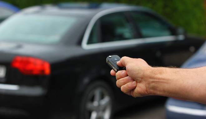 FOCURI de ARMĂ pentru prinderea unor hoți care bruiau telecomenzile mașinilor de lux - 12februariefocuridearmamasinadel-1423726807.jpg
