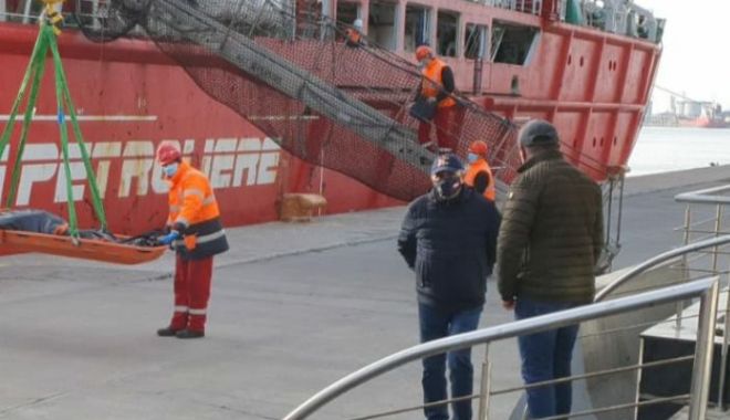 Marinarii ucraineni salvați de pe cargoul scufundat au ajuns în portul Constanța - 12martmarinari2-1615533171.jpg