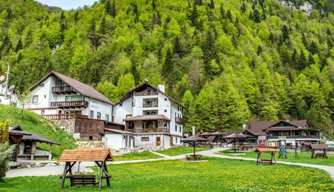 1,2 milioane de români  și-au petrecut, anul acesta, concediile în țară - 12mili-1538065853.jpg