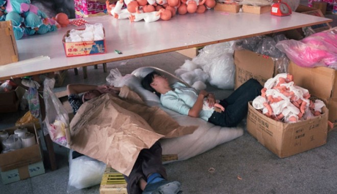 Muncitorii chinezi, obligați să doarmă în fabrici în perioada Crăciunului - 12toyfactories66684200-1355045554.jpg