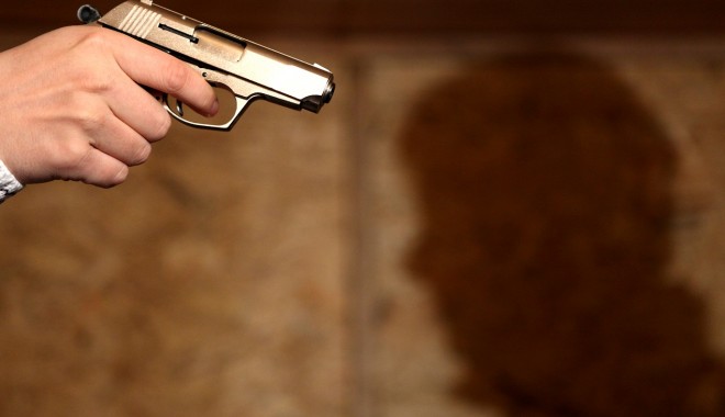 Arbitru găsit împușcat - 1303113262armaviolentapistolagre-1399529598.jpg